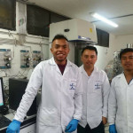 (De izquierda a derecha) Investigadores Carlos Vallejo, Joseph Muñoz (MSc.), Gustavo Pinchao (I.Q. MSc.), Laboratorio de Ciencia de Superficies (LCS), año 2019.